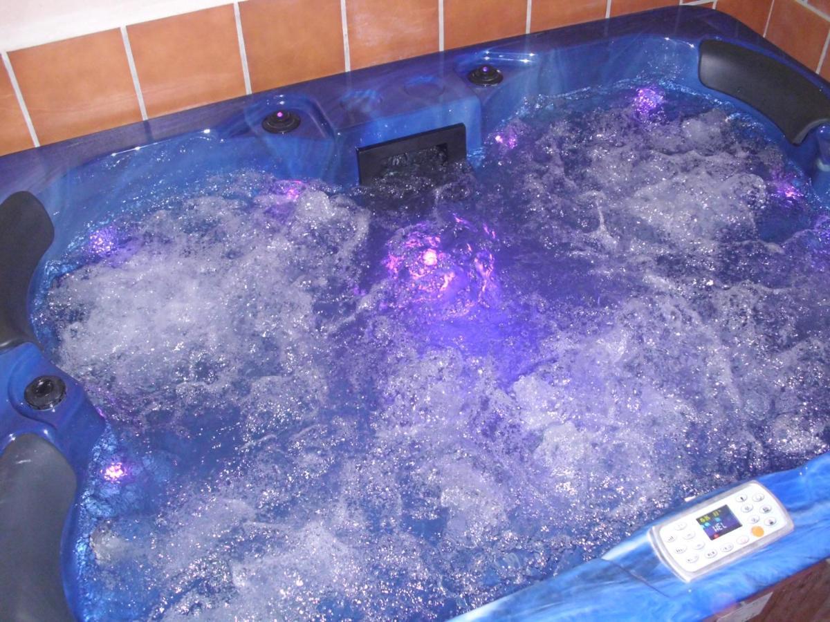 Casa Rural Con Jacuzzi Taberna Del Tio Pedro Cabanas de Polendos 外观 照片